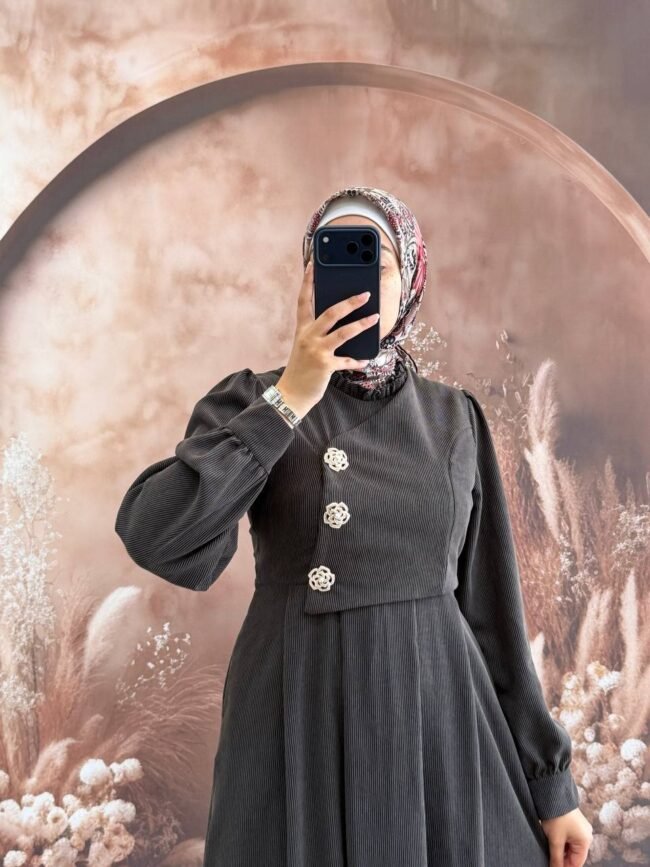 فستان شانيل بأزرار جانبية أنيقة ومُلفتة