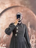 فستان شانيل بأزرار جانبية أنيقة ومُلفتة