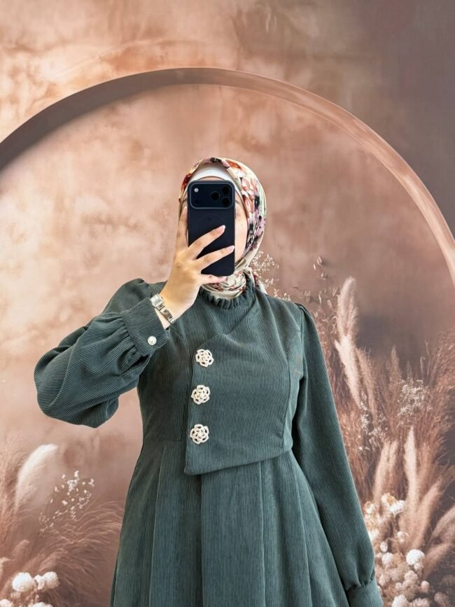 فستان شانيل بأزرار جانبية أنيقة ومُلفتة