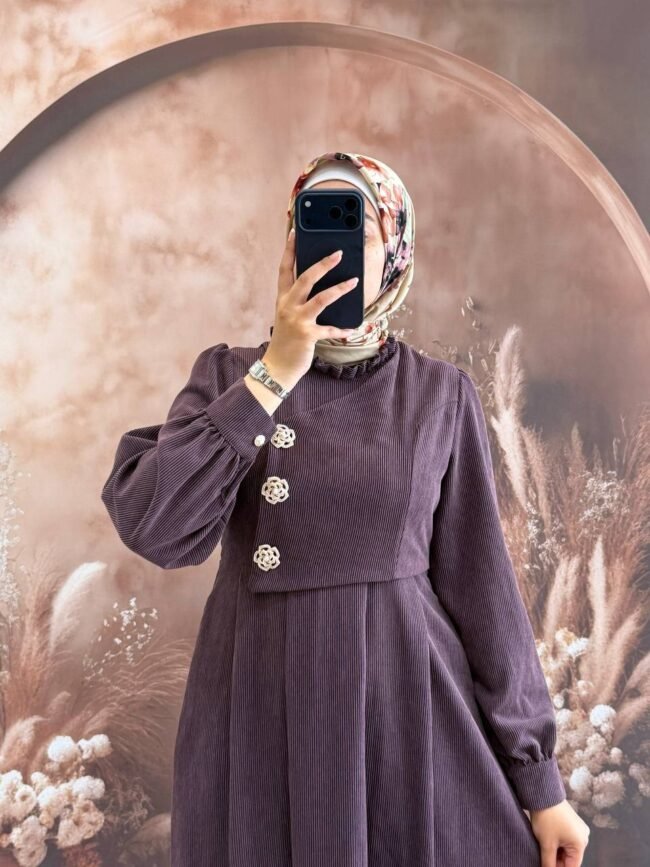 فستان شانيل بأزرار جانبية أنيقة ومُلفتة