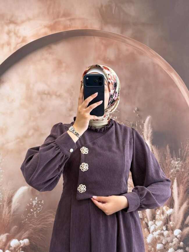 فستان شانيل بأزرار جانبية أنيقة ومُلفتة