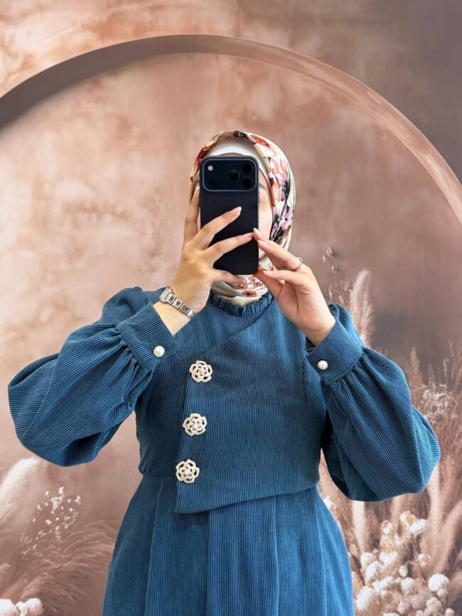 فستان شانيل بأزرار جانبية أنيقة ومُلفتة