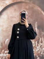 فستان شانيل بأزرار جانبية أنيقة ومُلفتة