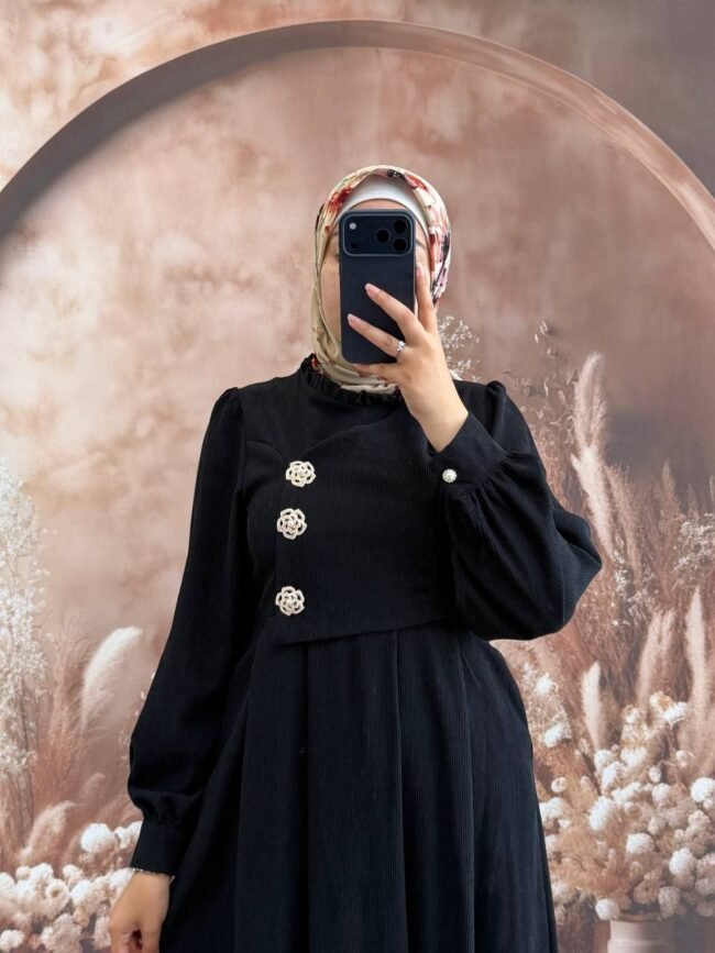 فستان شانيل بأزرار جانبية أنيقة ومُلفتة